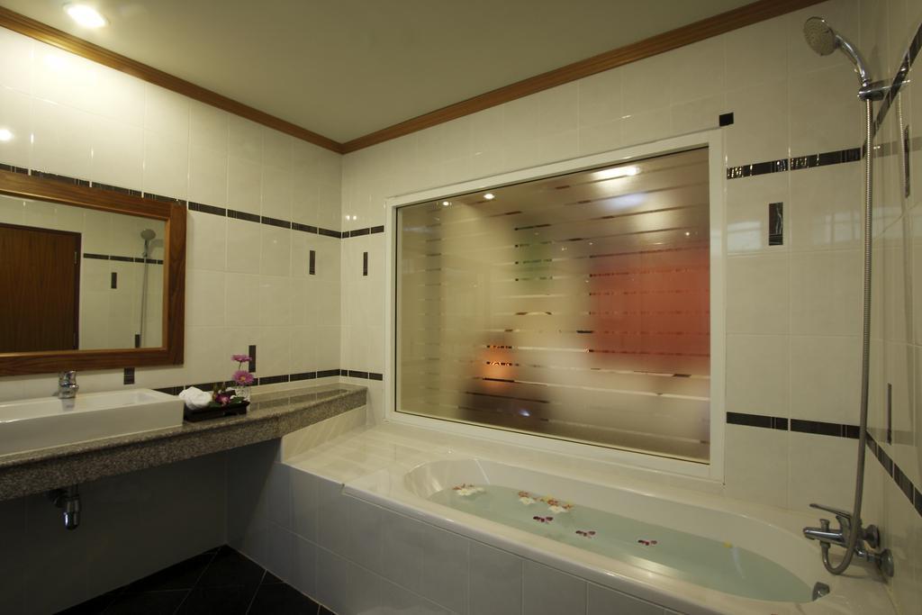 Blue Beach Club & Resort Patong Room photo