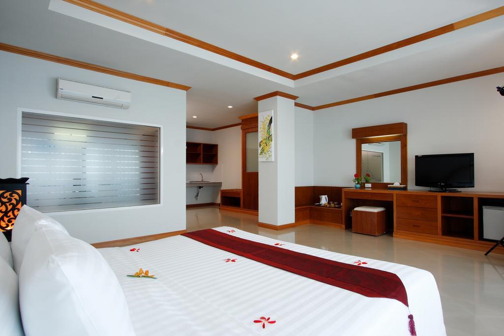 Blue Beach Club & Resort Patong Room photo
